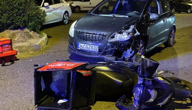 Feci kaza: Kurye otomobille çarpıştı