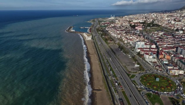 Sahil bir gecede çamura döndü