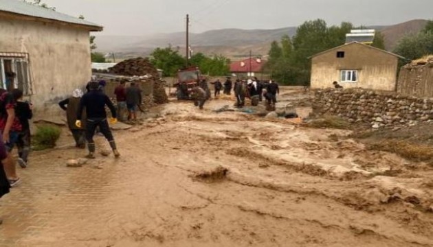 Van’da sağanak su baskınlarına neden oldu