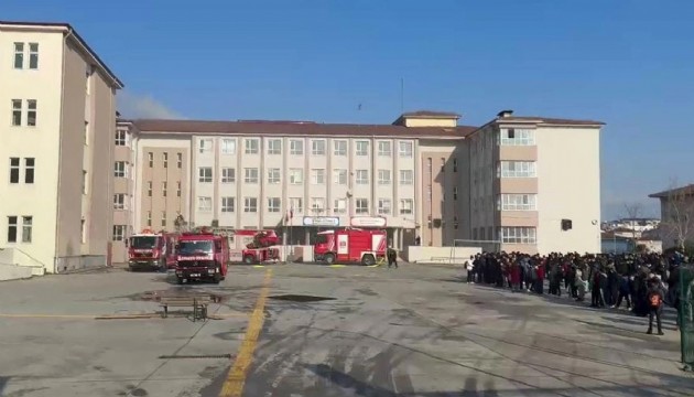 İstanbul'da okulda yangın!