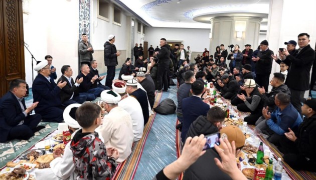 Kırgızistan Cumhurbaşkanı İmam Serahsi Camisi'nde iftar verdi