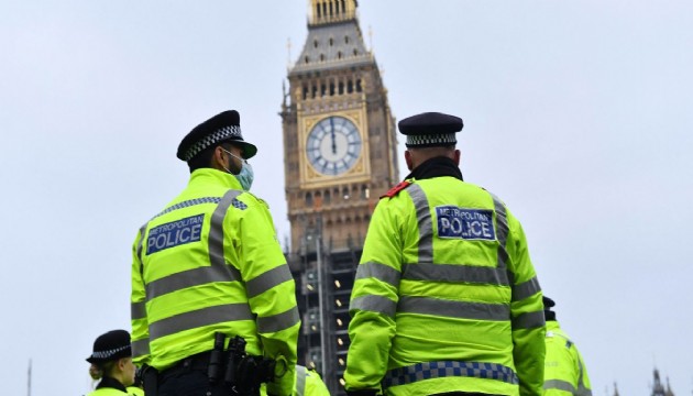 Londra'da polisler geçinmek için ek iş yapıyor