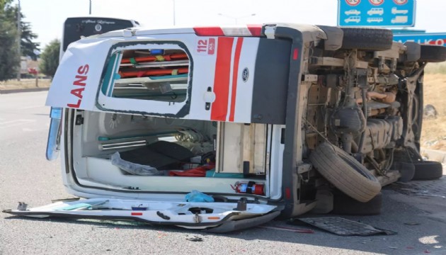 Feci kaza! Ambulans takla attı