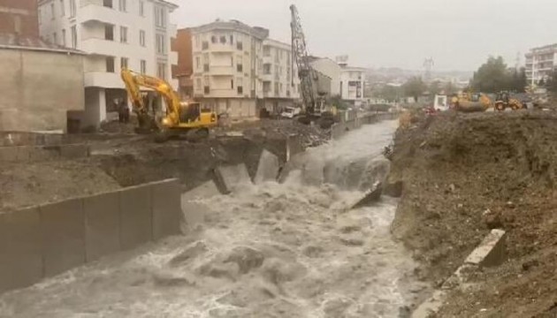 İstanbul'da istinat duvarı çöktü