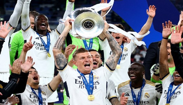 Toni Kroos, Real Madrid'e Şampiyonlar Ligi kupasıyla veda etti