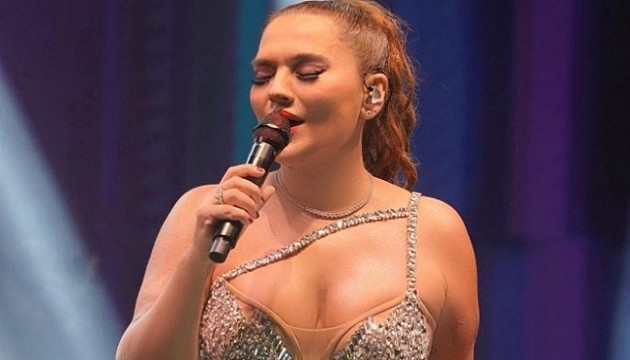 Demet Akalın fena sinirlendi!