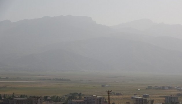 Toz taşınımı Hakkari'yi vurdu: Cilo Dağları kayboldu