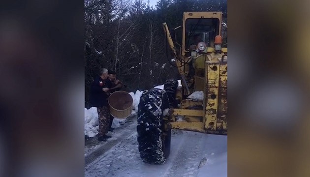 Köy yolunu açan ekibe davullu zurnalı karşılama