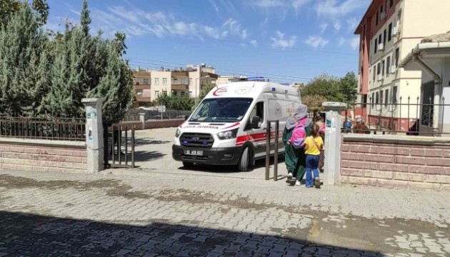 Doğum günü pastası 15 öğrenciyi zehirlendi