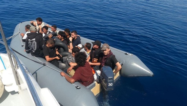 Muğla'da sürüklenen bottaki 24 düzensiz göçmen kurtarıldı