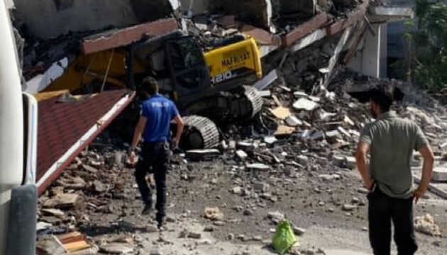 Hatay'da korkutan olay! Bina iş makinesinin üzerine devrildi