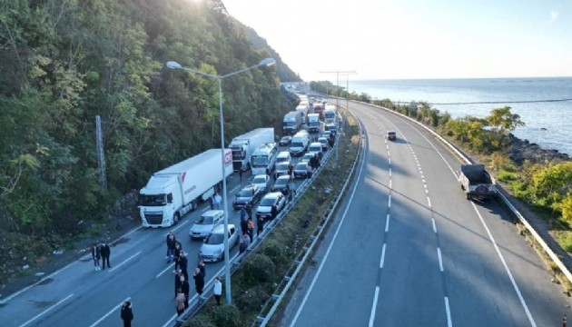 Artvin-Rize yolunda heyelan: Uzun araç kuyrukları oluştu