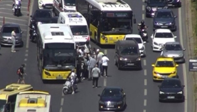 Motosiklette nöbet geçirdi, otobüsün altında kalmaktan son anda kurtuldu