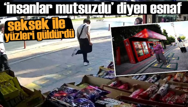 Sokaktan geçen mutsuz insanları 'seksek' ile güldürdü