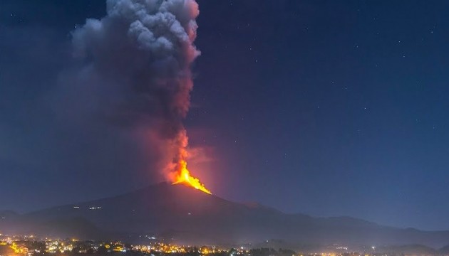 Etna Yanardağı'nda patlama!