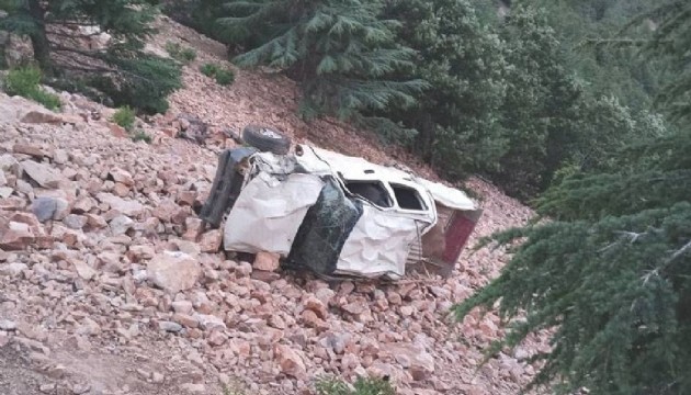 Feci kaza: Kamyonet uçuruma yuvarlandı