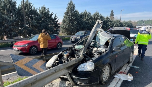 Otomobil bariyerlere girdi: 1'i ağır 4 yaralı