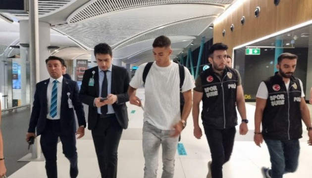 Fenerbahçe'nin yeni transferi Mert Müldür, İstanbul'da