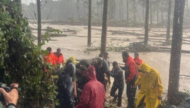 Sel felaketinde askeri personel ve arazi araçları görevlendirildi