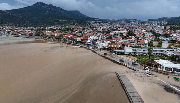 Foça’yı sel vurdu: Bir kişi akıntıya kapıldı
