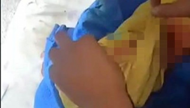 Evin çatısında doğan bebek yaşamını yitirdi