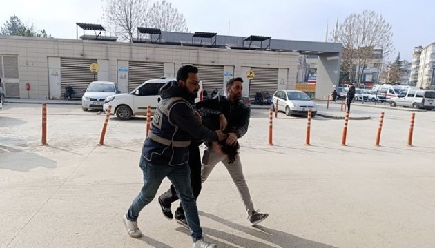Bursa'da oğlunu alıkoyarak anneden para isteyen üç şüpheli yakalandı