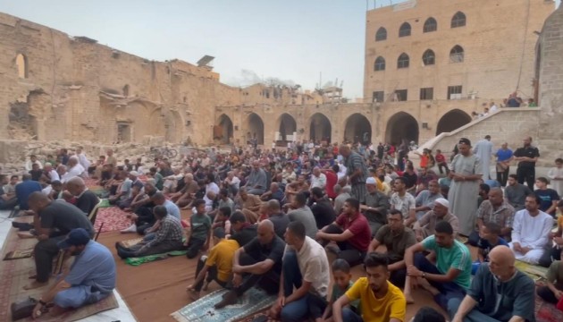 Yüz binlerce Gazzeli, bayram namazını yıkılan camilerin enkazı üzerinde kıldı