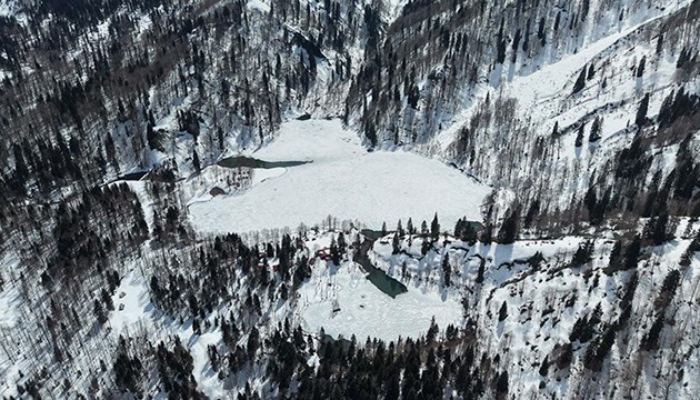 Karlar altında kalan göl görüntülendi