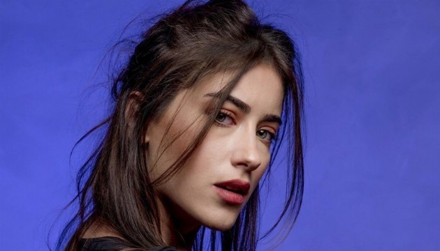 Hazal Kaya güzellik saçtı!