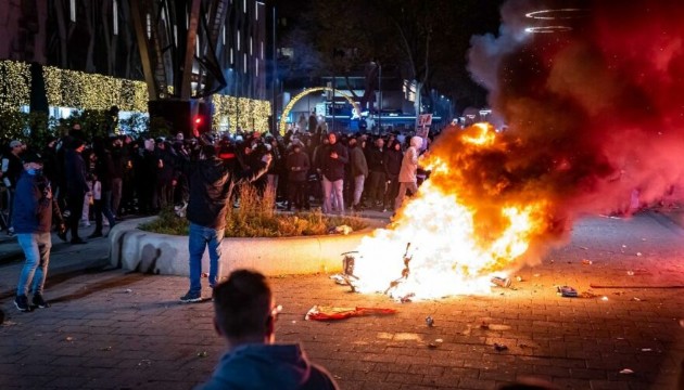 Hollanda'da koronavirüs protestosu!