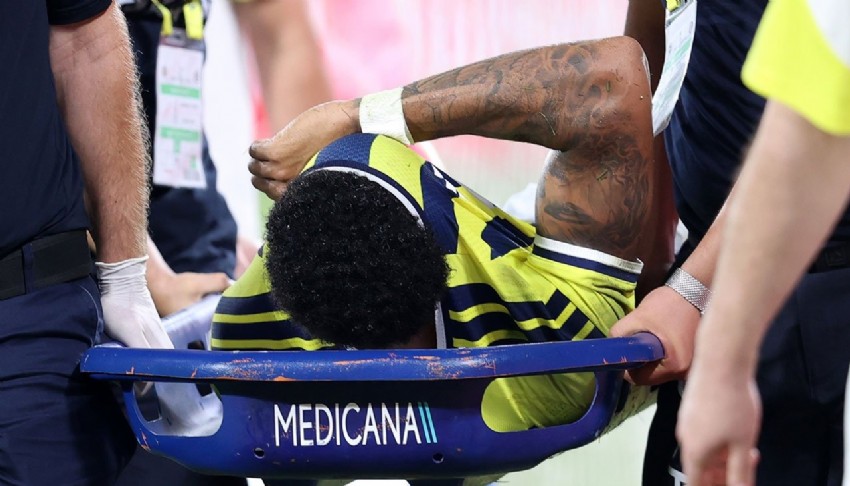 Fenerbahçe'de şok sakatlık: Oyunu sedyeyle terk etti