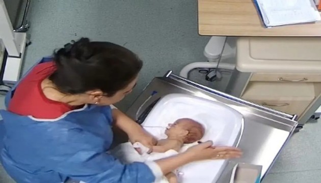 Yeni doğan bebeğe şiddet uygulayan hemşire hakim karşısında