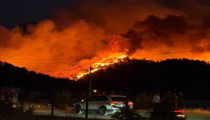 Fethiye'de alevlerle mücadele: Yangın yerleşim yerlerine ulaştı