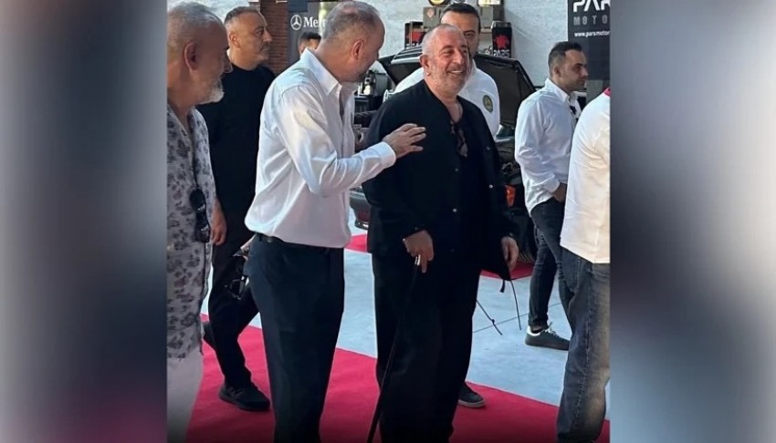 Cem Yılmaz'dan günler sonra ilk fotoğraf: Bastonu dikkat çekti