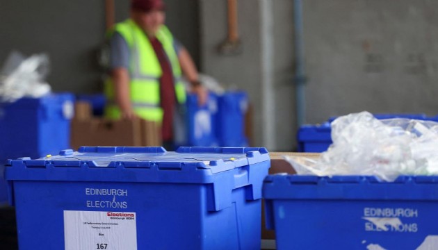 İngiltere'de düzenlenen genel seçimde oy kullanma işlemi sona erdi