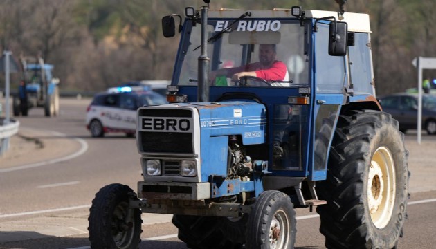 İspanyol çiftçiler traktörleriyle yol kapatma eylemlerini başkent Madrid'e taşıdı