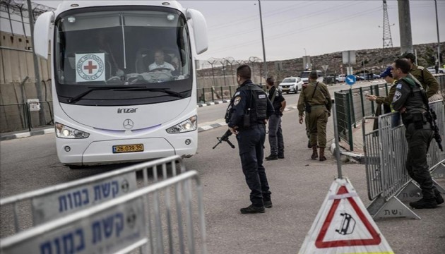 İsrail hapishanesindeki Filistinliler avukatlarıyla görüşmemeleri için işkenceyle tehdit ediliyor