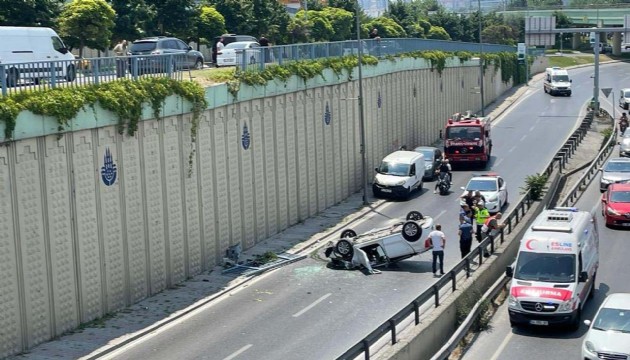 İstanbul'da üst yoldan D-100'e otomobil düştü