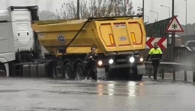 İstanbul'da sağanak hayatı felç etti