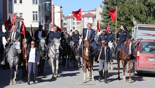 İstiklal Yolu'nu atlarla geçtiler!