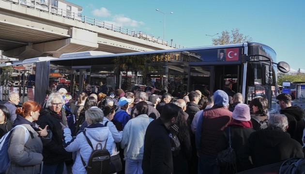 İzmir'de metro vagonu raydan çıktı