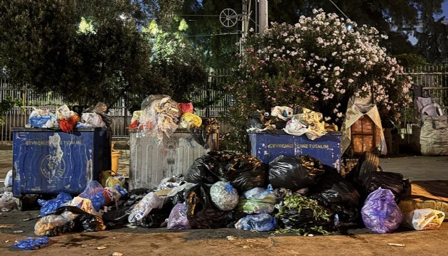 1763 işçinin grevde olduğu İzmir sokakları çöple doldu