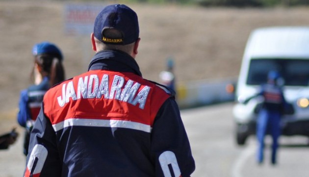Erzurum'da 11 düzensiz göçmen ile 9 insan kaçakçısı yakalandı