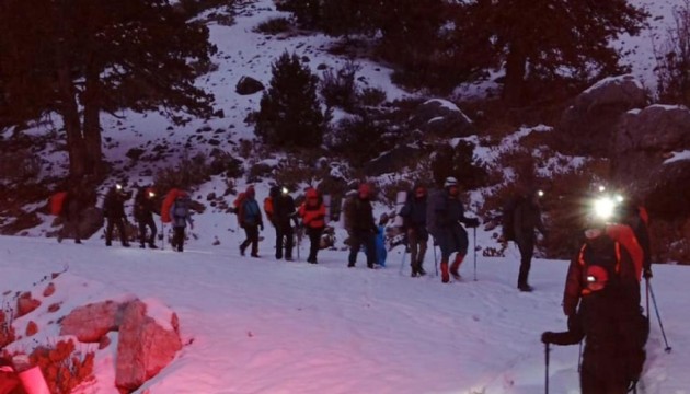 Kamp için çıktıkları dağda 24 kişi mahsur kaldı