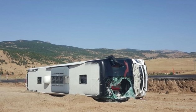 Bingöl'de yolcu otobüsü devrildi: 14 yaralandı