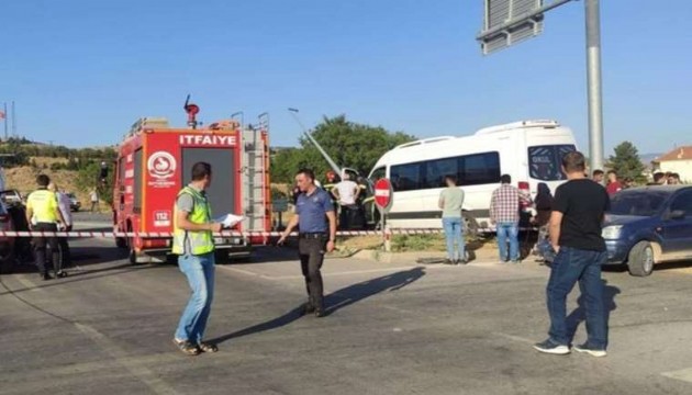 Denizli'de okul servisi iki araca çarptı: 8 yaralı