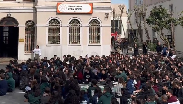 Vefa Lisesi öğrencileri oturma eylemi yaptı