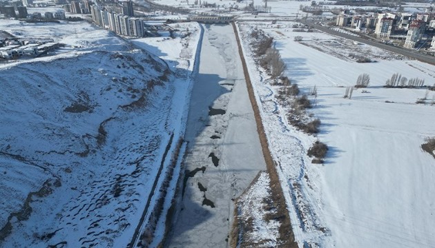 Türkiye'nin en uzun nehri buz tuttu!