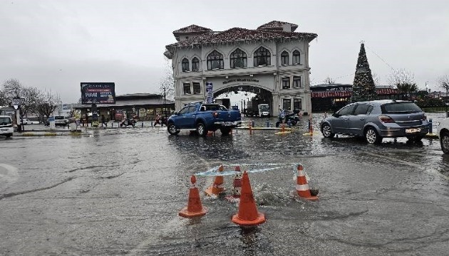 Bandırma'da kuvvetli yağış hayatı felç etti