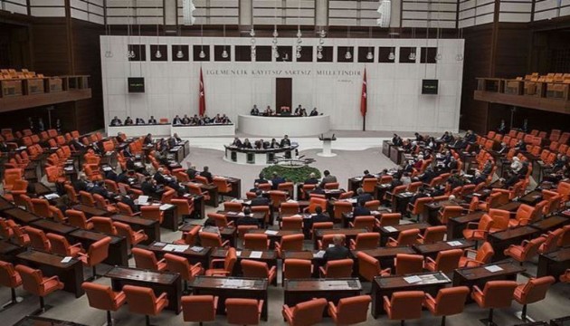 CHP'li Öztunç, Bursu kesilen öğrencileri TBMM'ye taşıdı